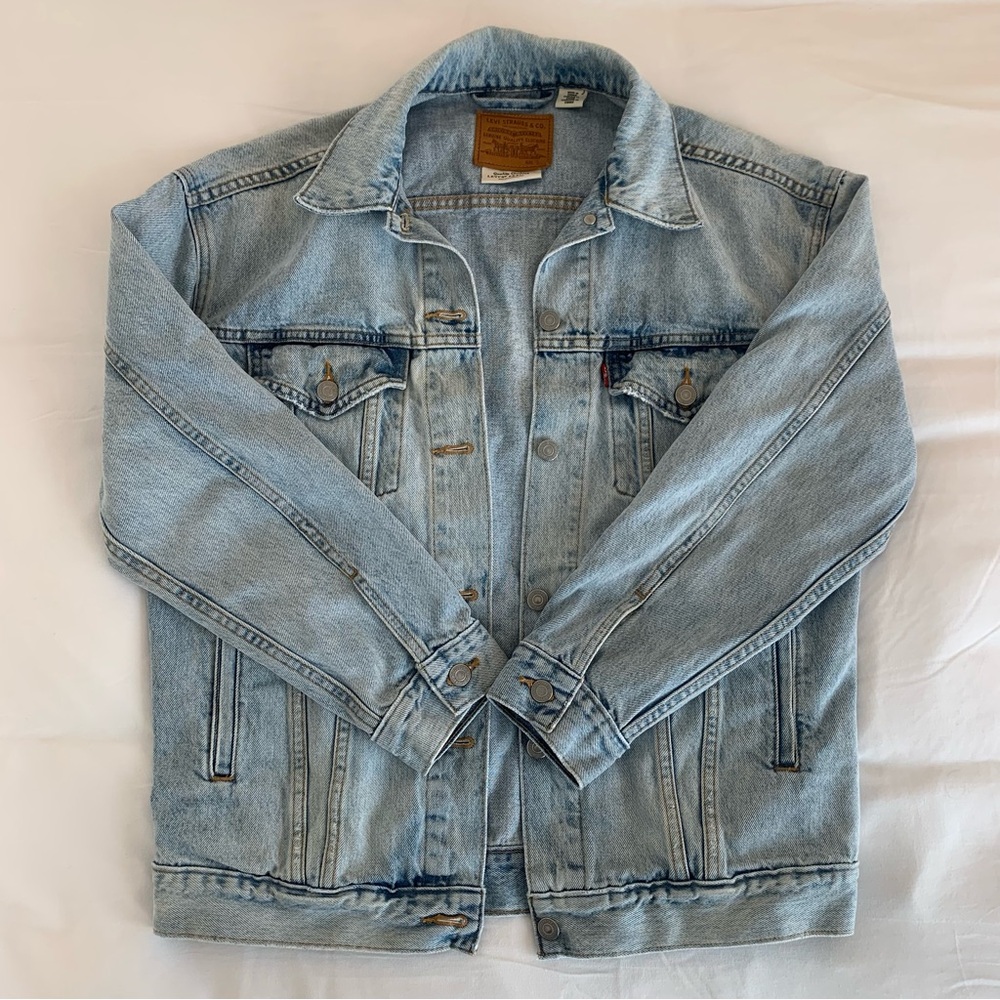 Levi's Blue Denim Lightweight Trucker Jacket with Contrast Stitching